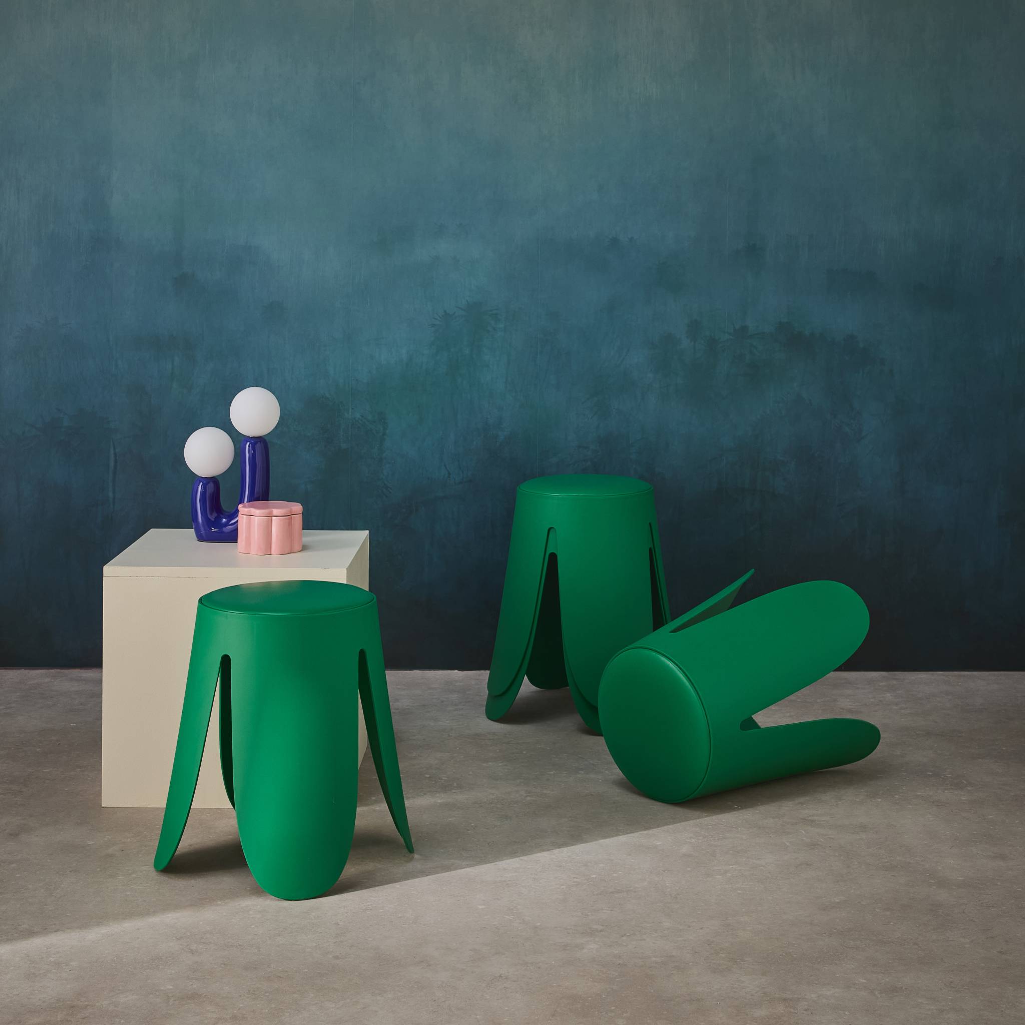 Set de 4 tabourets empilables simili cuir vert. Niki Ø30 / 44 x H46cm