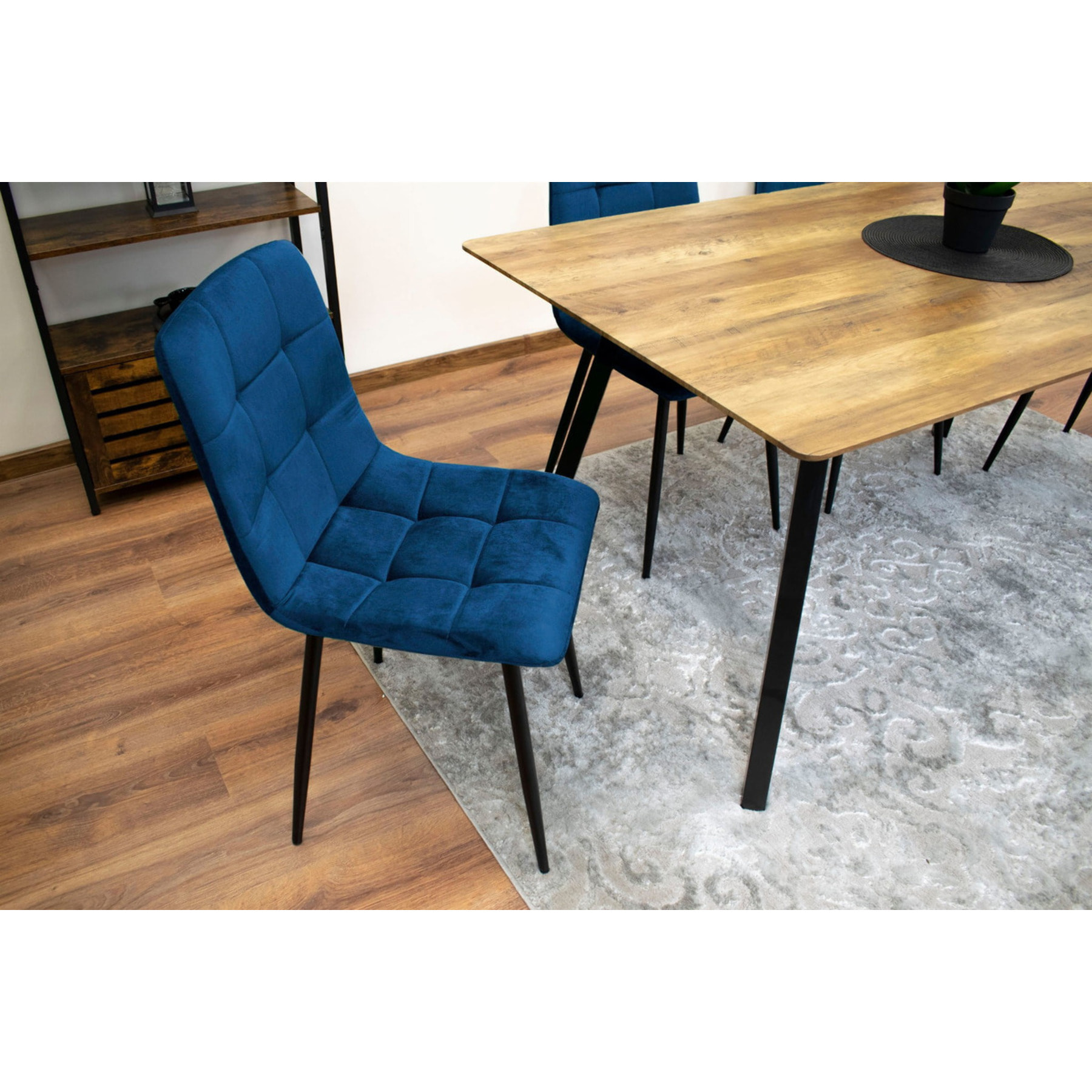 Sedia KARA in Velluto Blu Notte con Gambe in Metallo Nero
