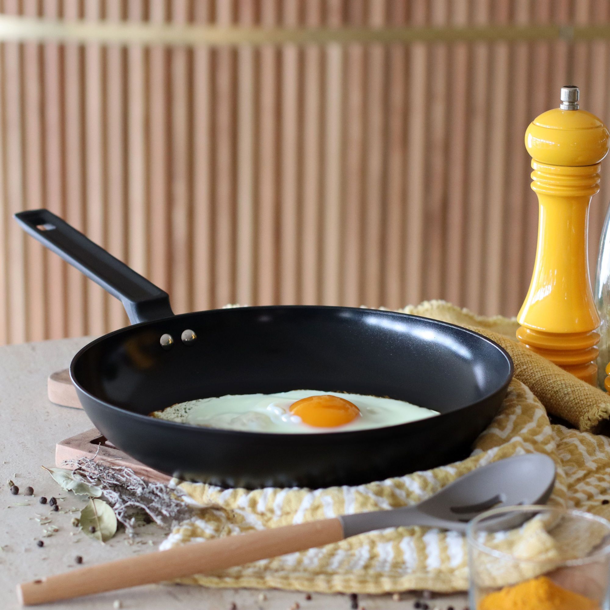 Poêle antiadhésive en aluminium noir 28cm - tous feux FIRST