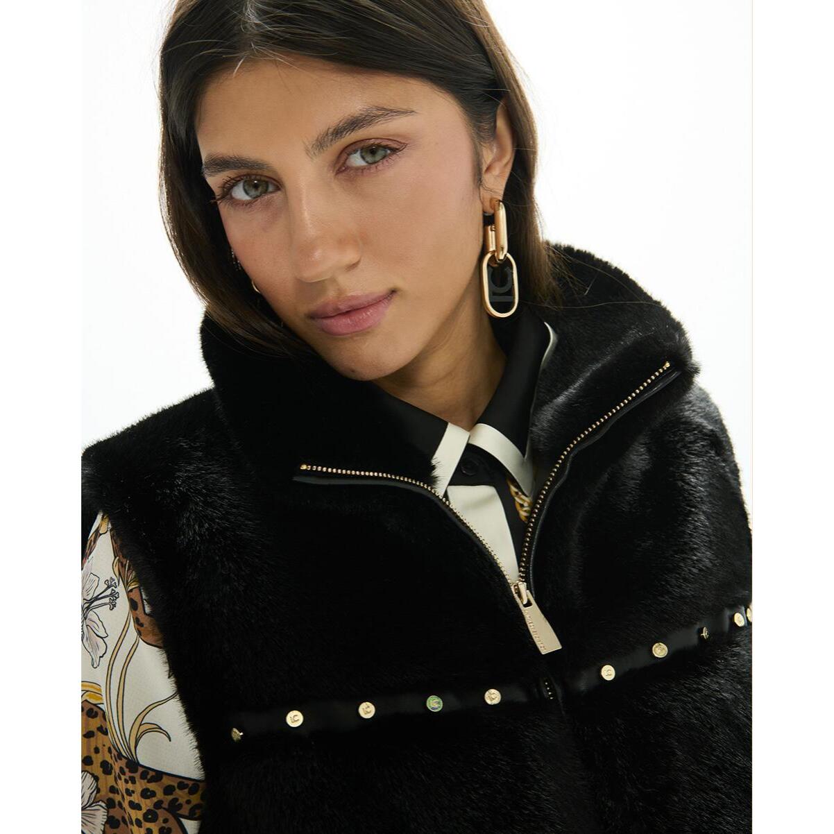 Gilet con dettagli metallici