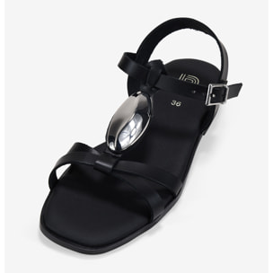 Sandalias planas negras en piel con aplique metálico