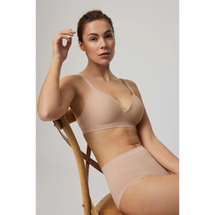 Slip a vita alta con finiture nude invisibili