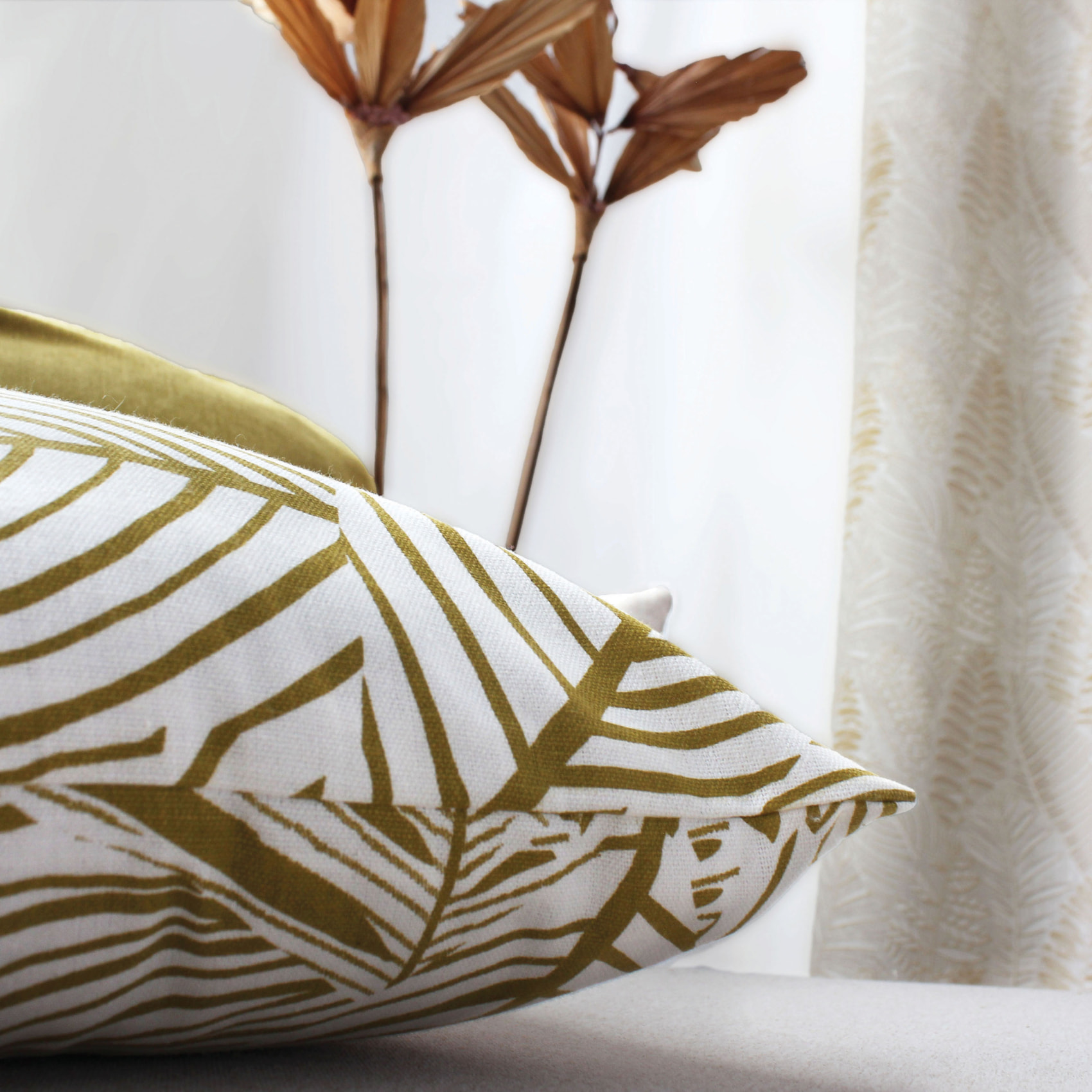 Coussin décoratif feuillage graphique en coton recyclé - Bronze