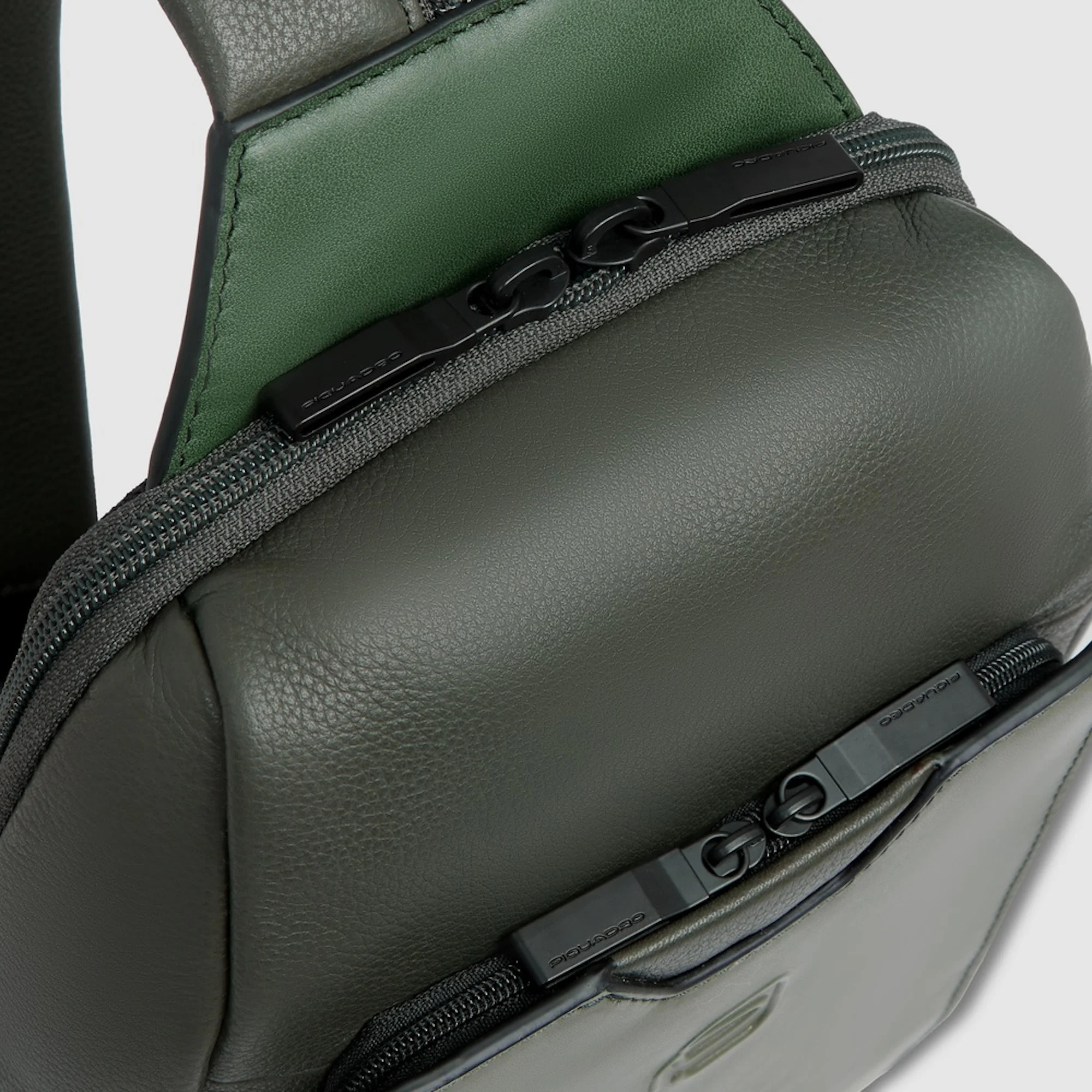 Piquadro Zaino monospalla in pelle porta iPad®mini con protezione RFID