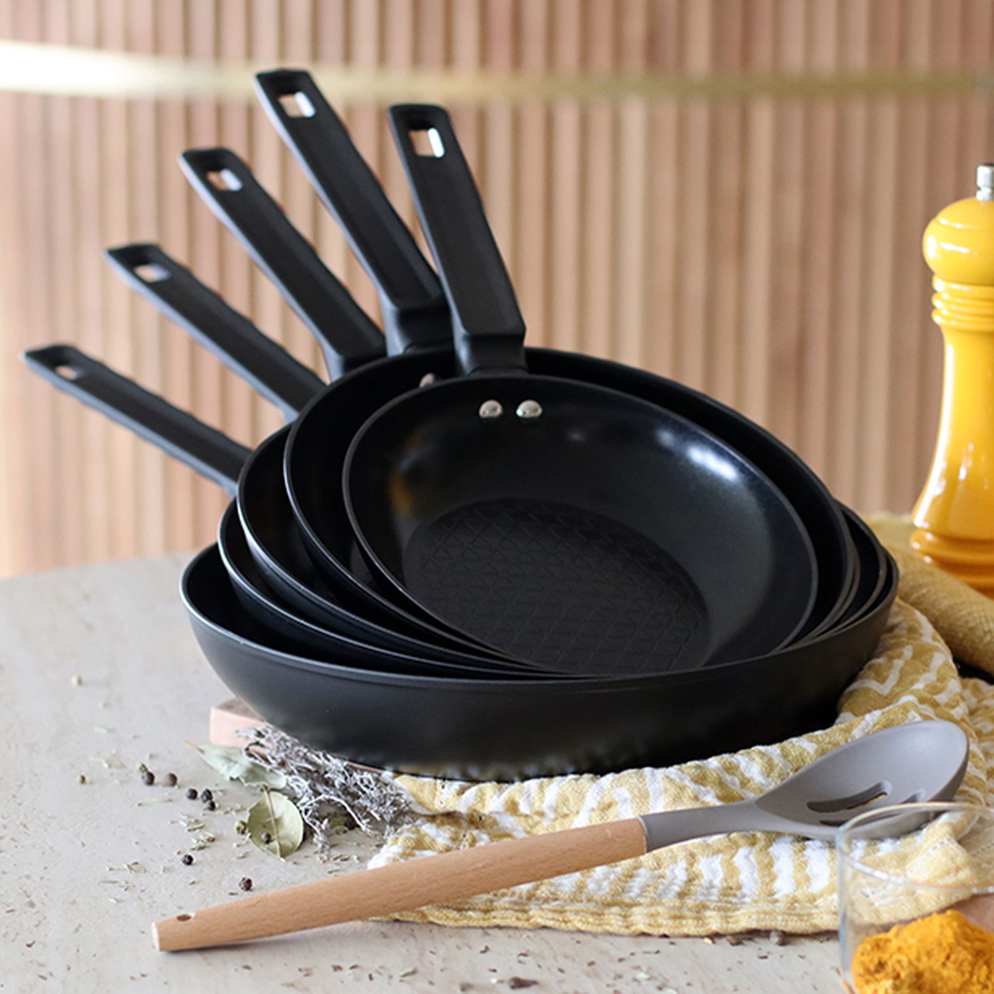 Poêle antiadhésive en aluminium noir 20cm - tous feux FIRST