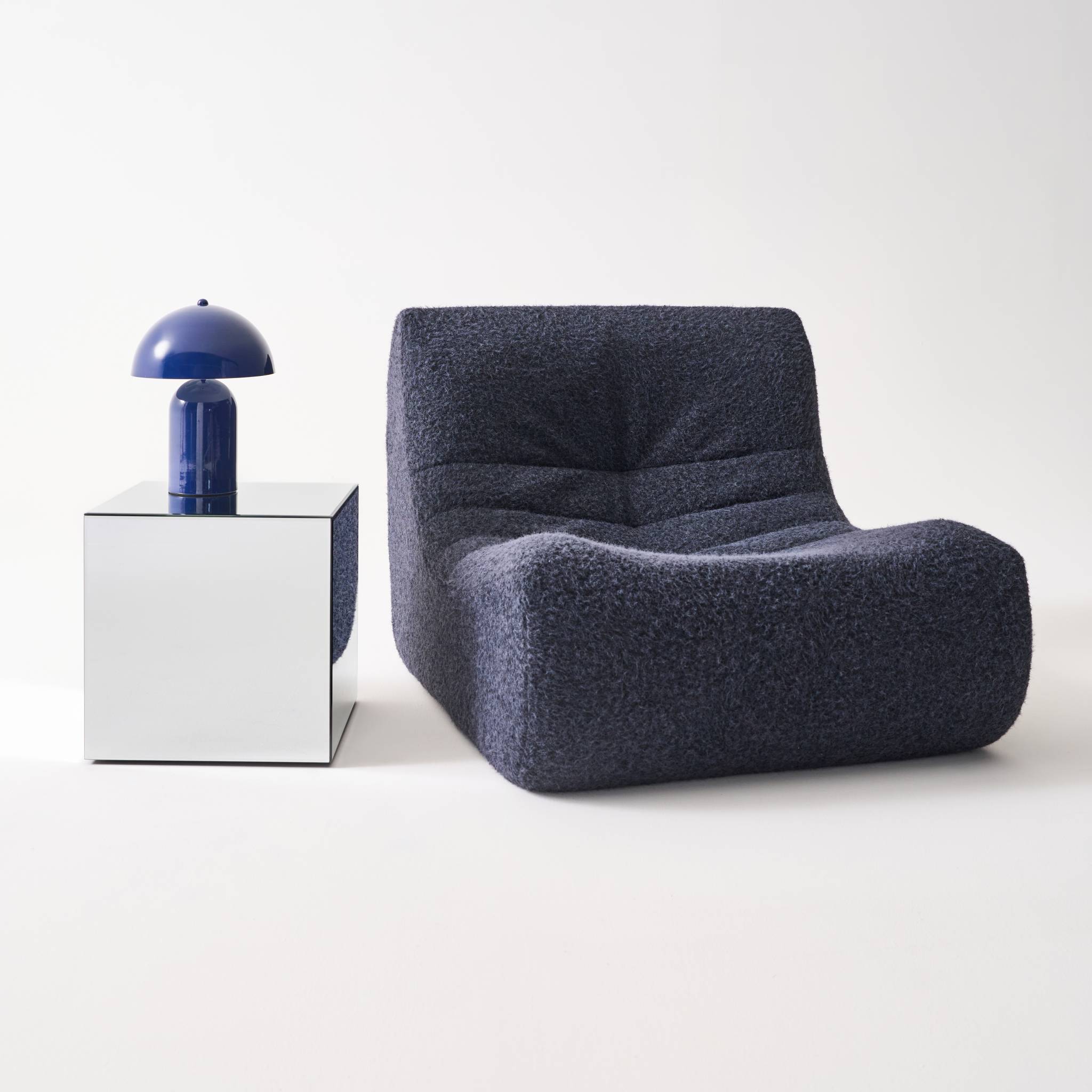 Table cubique miroir transparent. bout de canapé. table d'appoint cube miroir 40cm