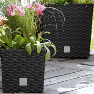 Maceta cuadrada efecto Rattan 64 litros con cubilete para plantar en color blanco