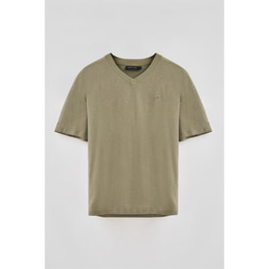 Camiseta verde en lino y algodón de cuello en pico y monograma bordado