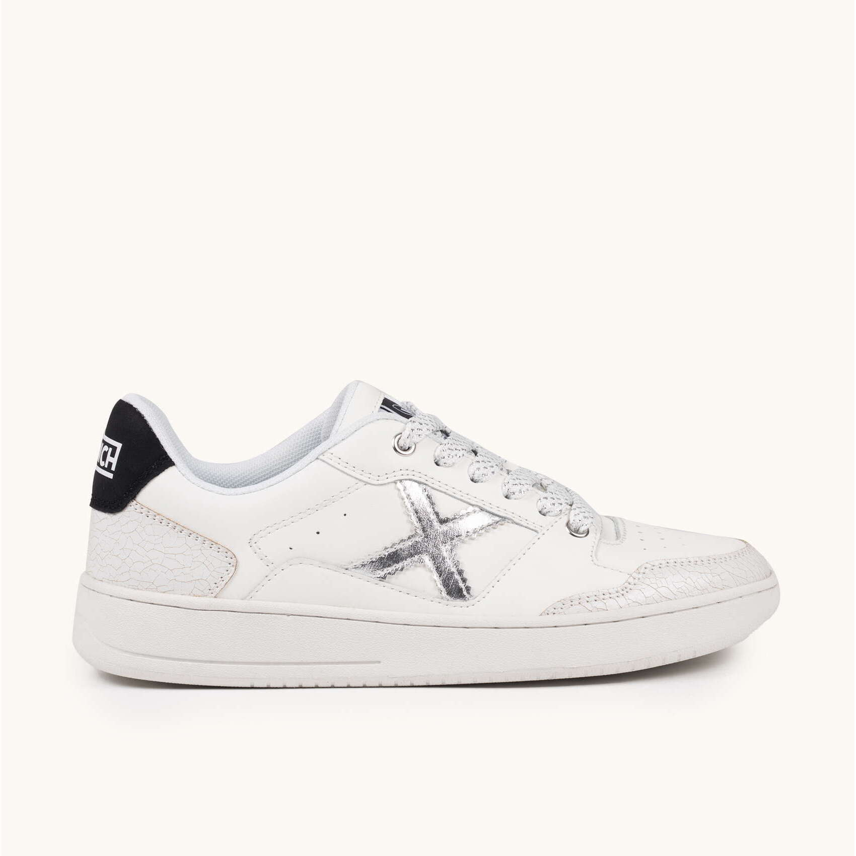 Zapatilla Urbana Blanca con Detalles Plata MUNICH LEGIT WMN 110