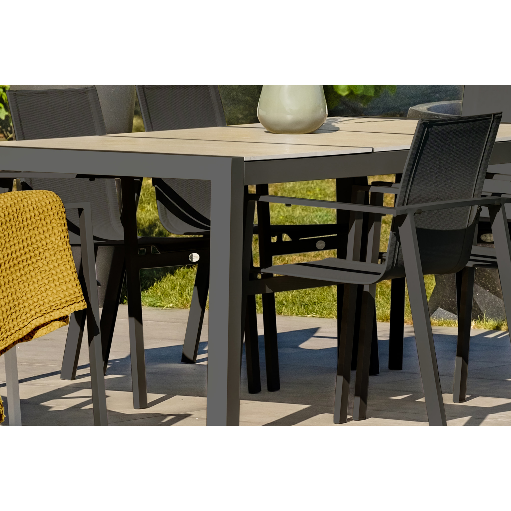 VENISE - Table de jardin en aluminium anthracite avec plateau céramique beige