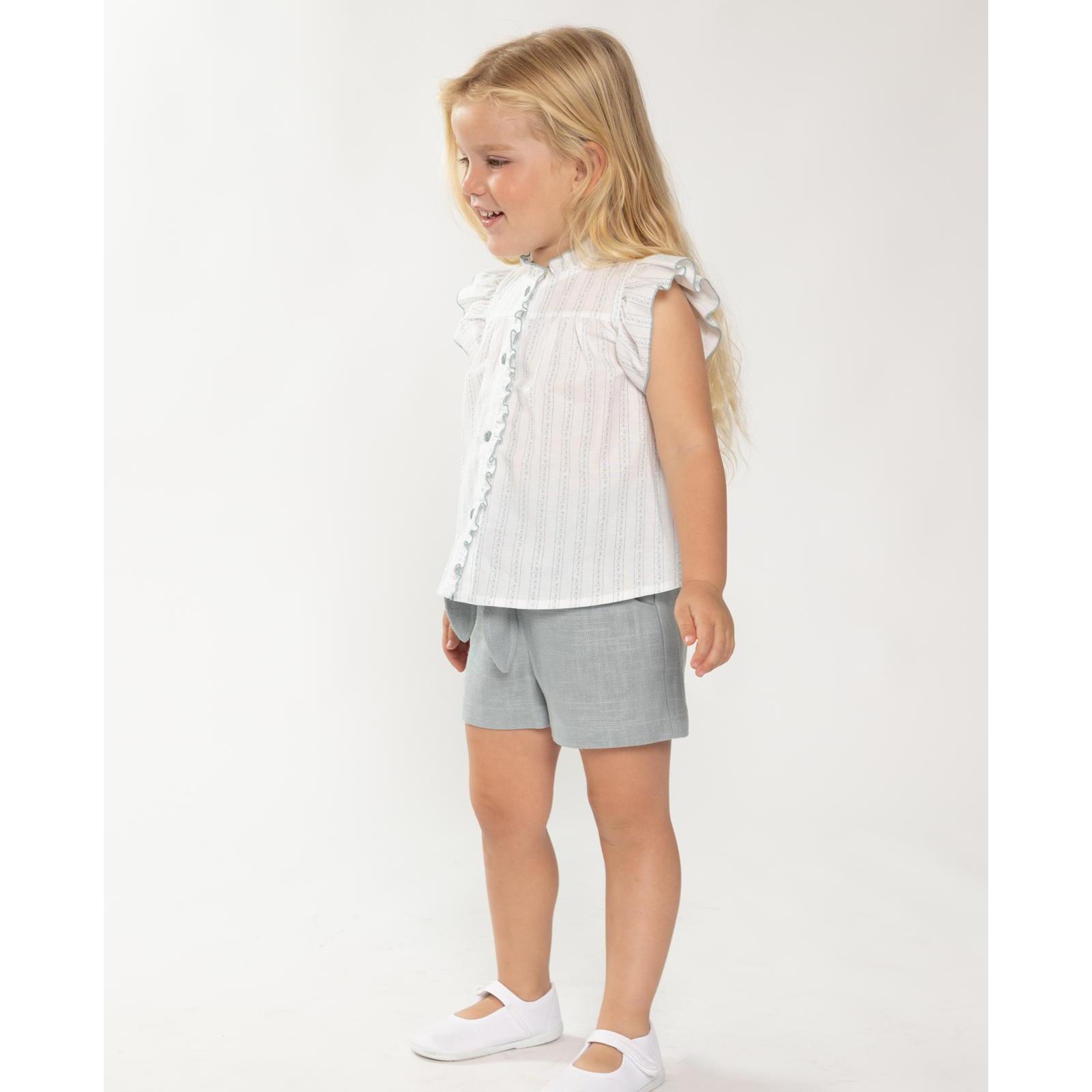 Short de lino verde, fruncido en la cintura con cinturón.