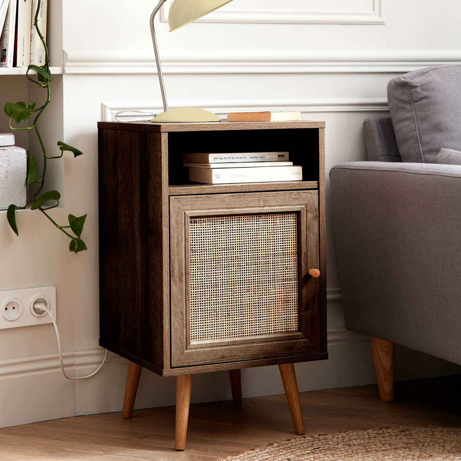 Table de chevet en cannage - Bohème - 40x39x70cm. couleur noyer - 2 niveaux - 1 porte - 1 espace de rangement - pieds scandinaves