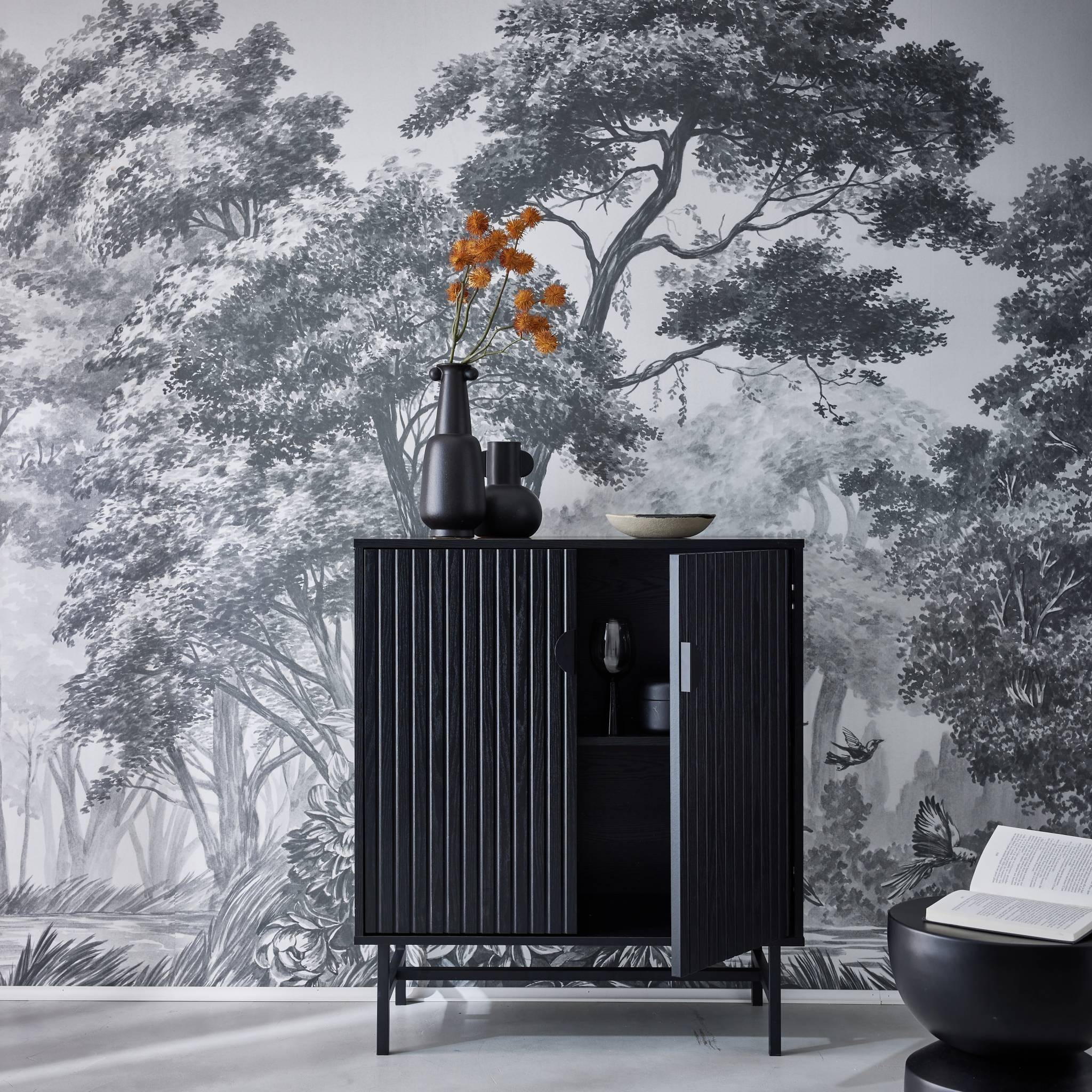 Buffet effet bois à rainures noires. buffet haut. vaisselier. deux portes et une étagère BAZALT 80cm