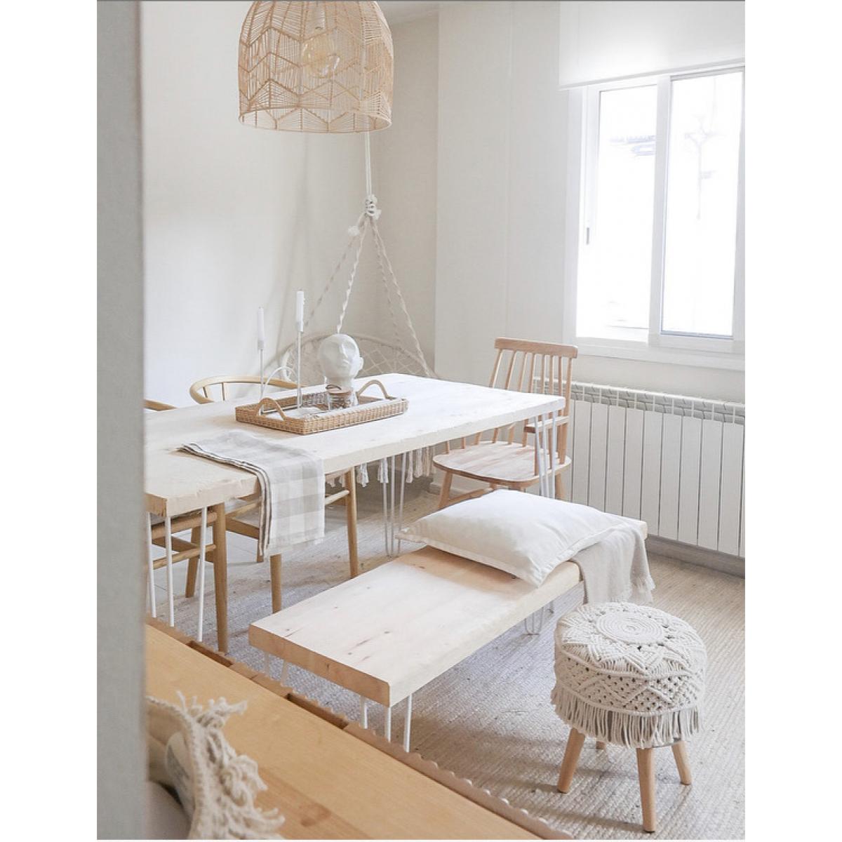 Banc en bois massif de ton naturel et pieds en fer blanc de différentes tailles.