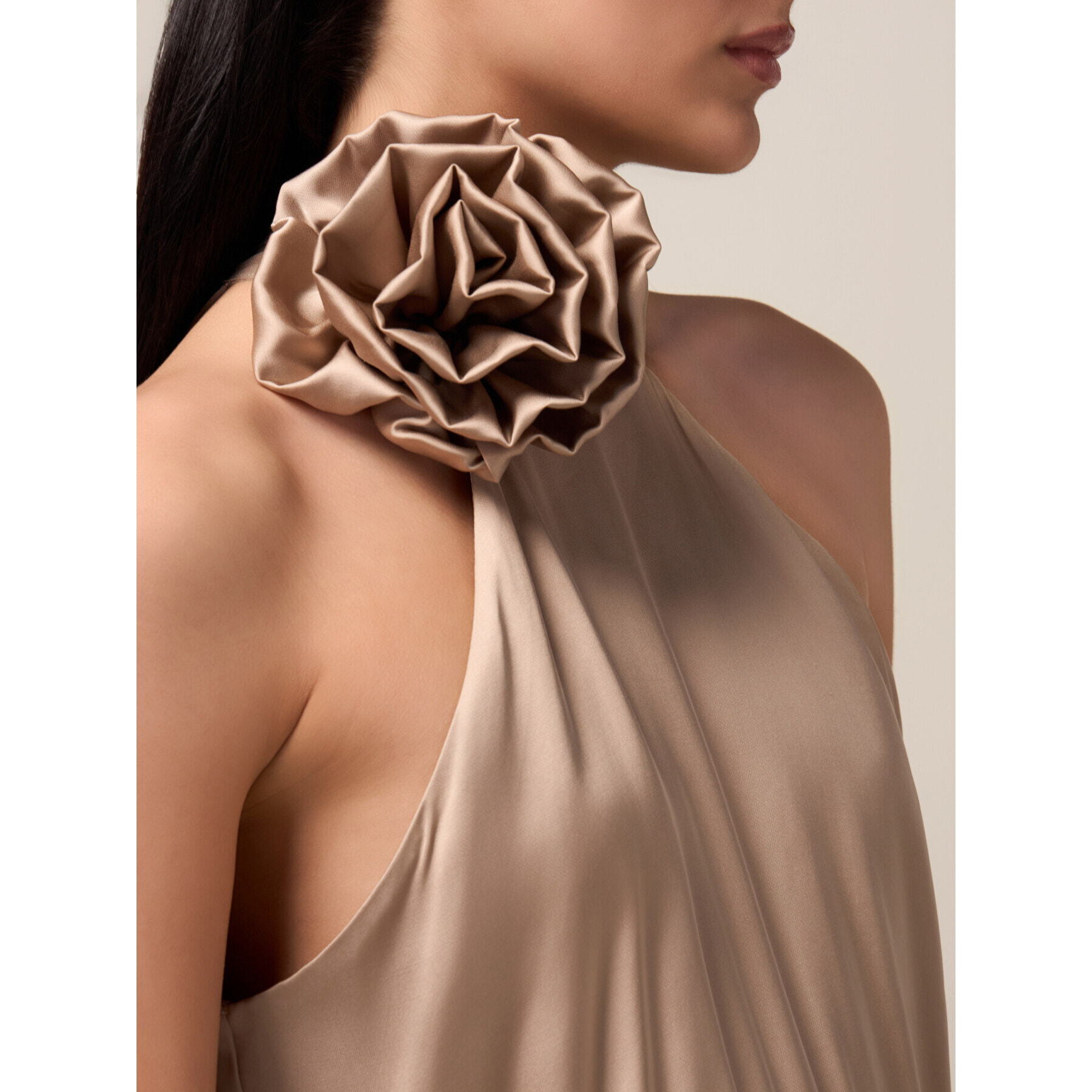 Oltre - Vestido largo de satén con flor - Beige