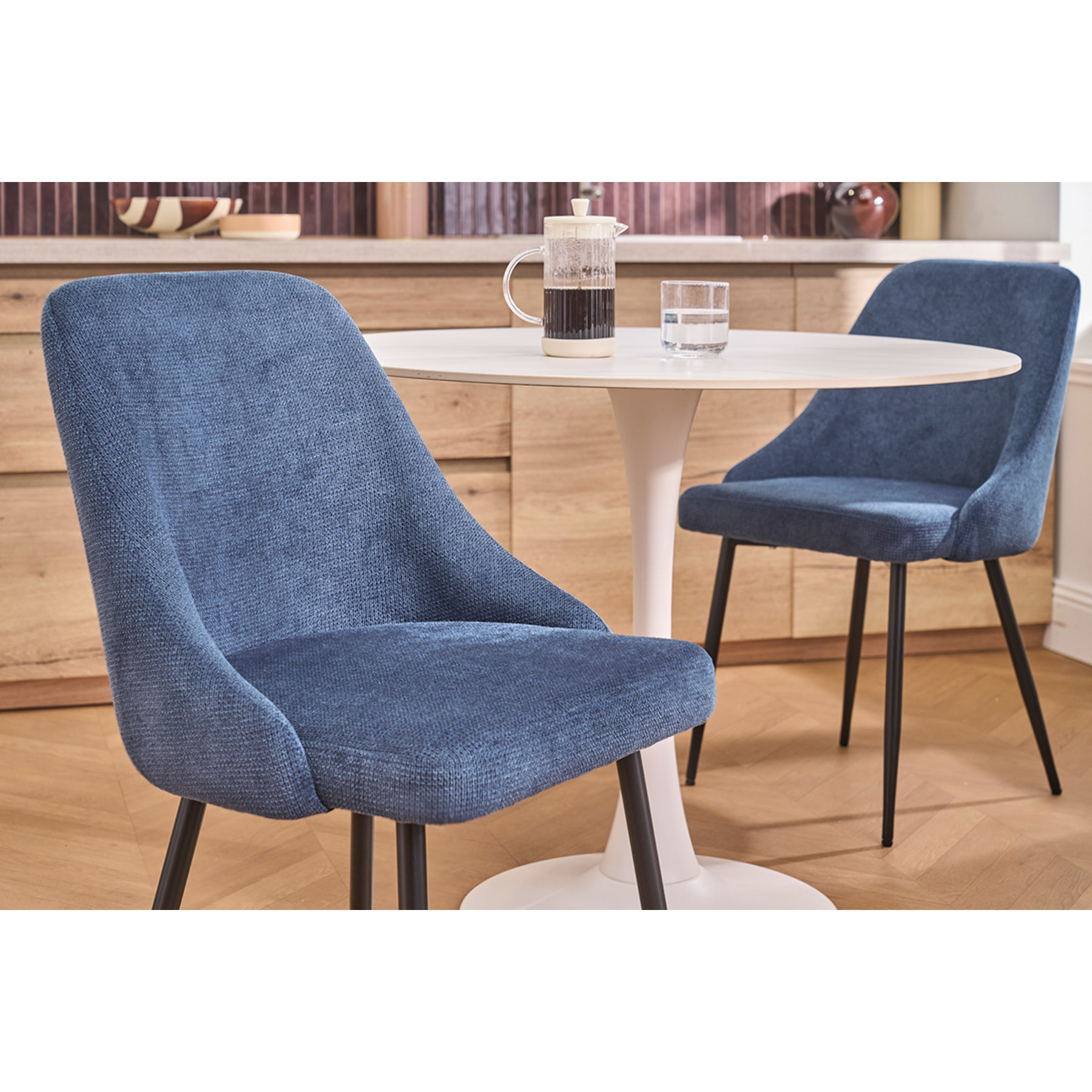 Chaises en tissu chenille bleu foncé et métal noir (lot de 2) HASTA