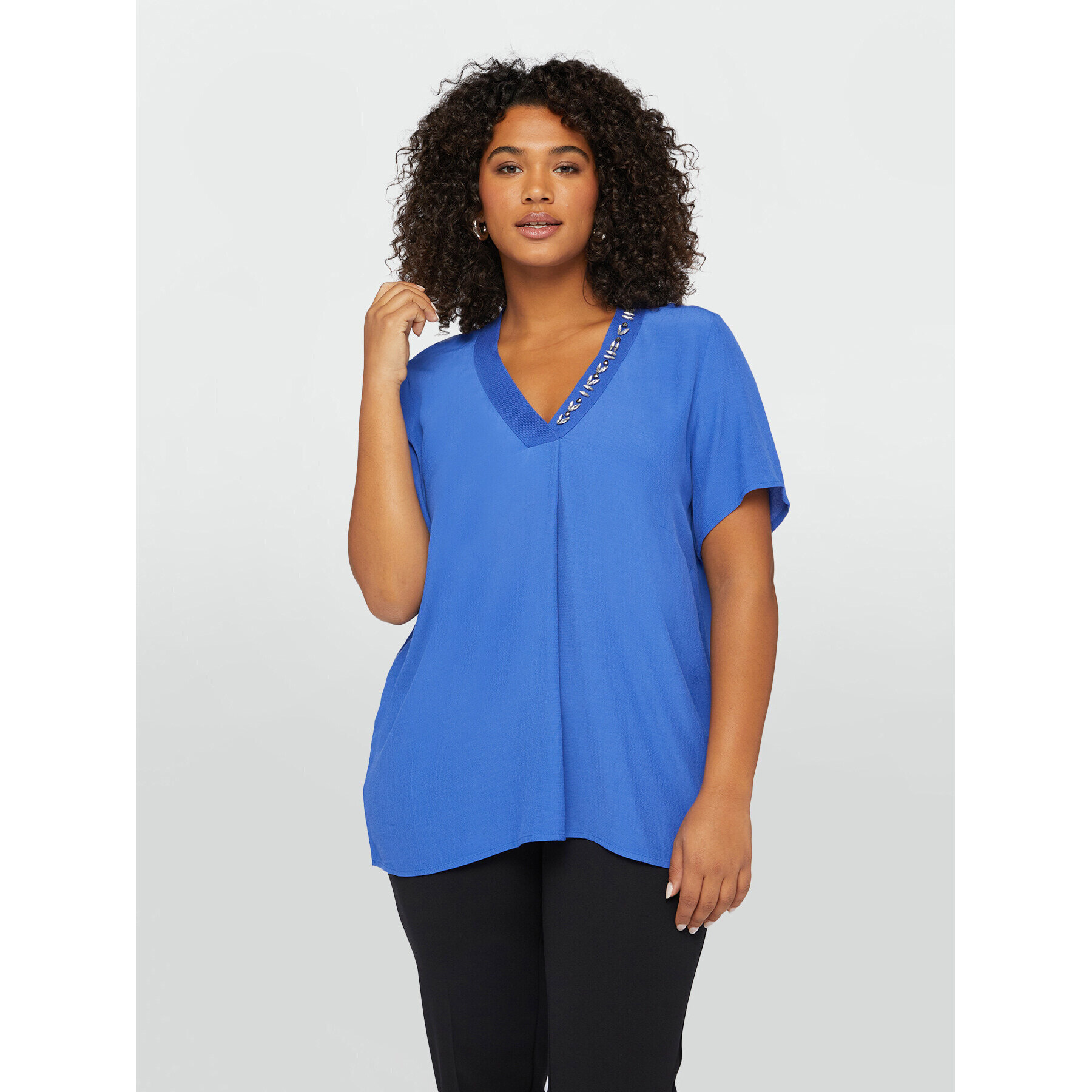 Fiorella Rubino - T-shirt in viscosa LENZING™ ECOVERO™ con ricamo - Bluette