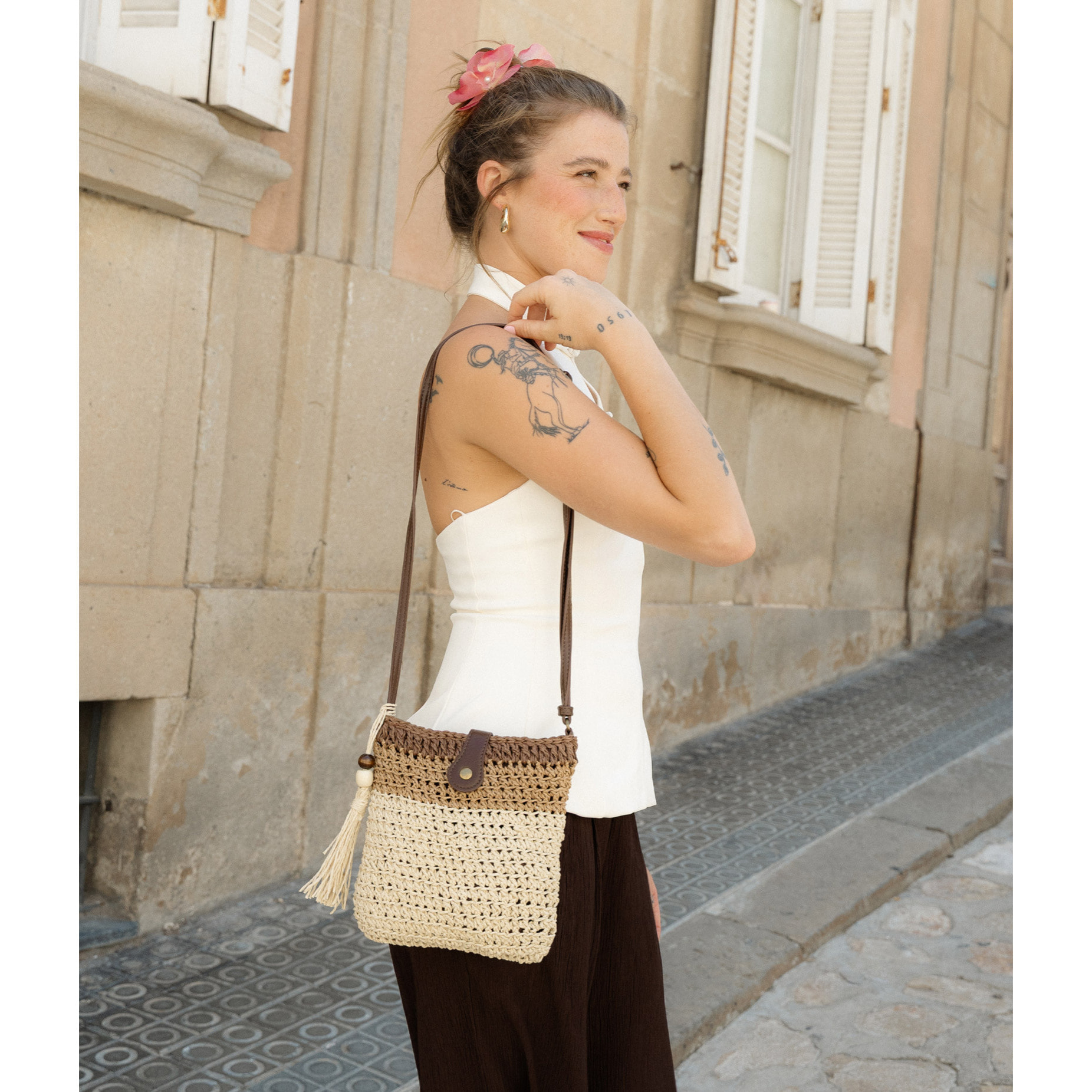 Bolso bandolera beige en rafia con cremallera