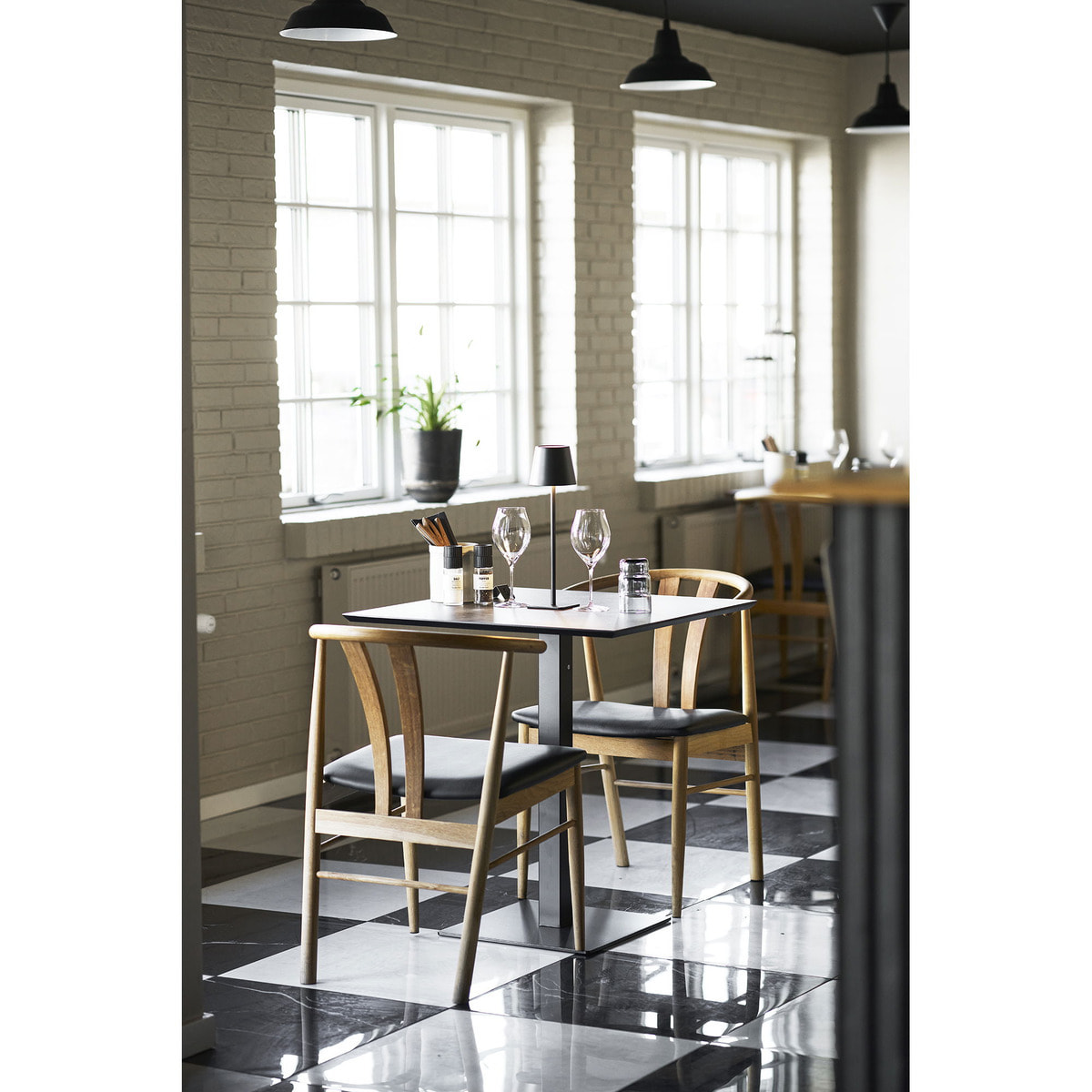 Tavolo bistrot Fano effetto pietra con base in metallo nero 70x70x75 cm