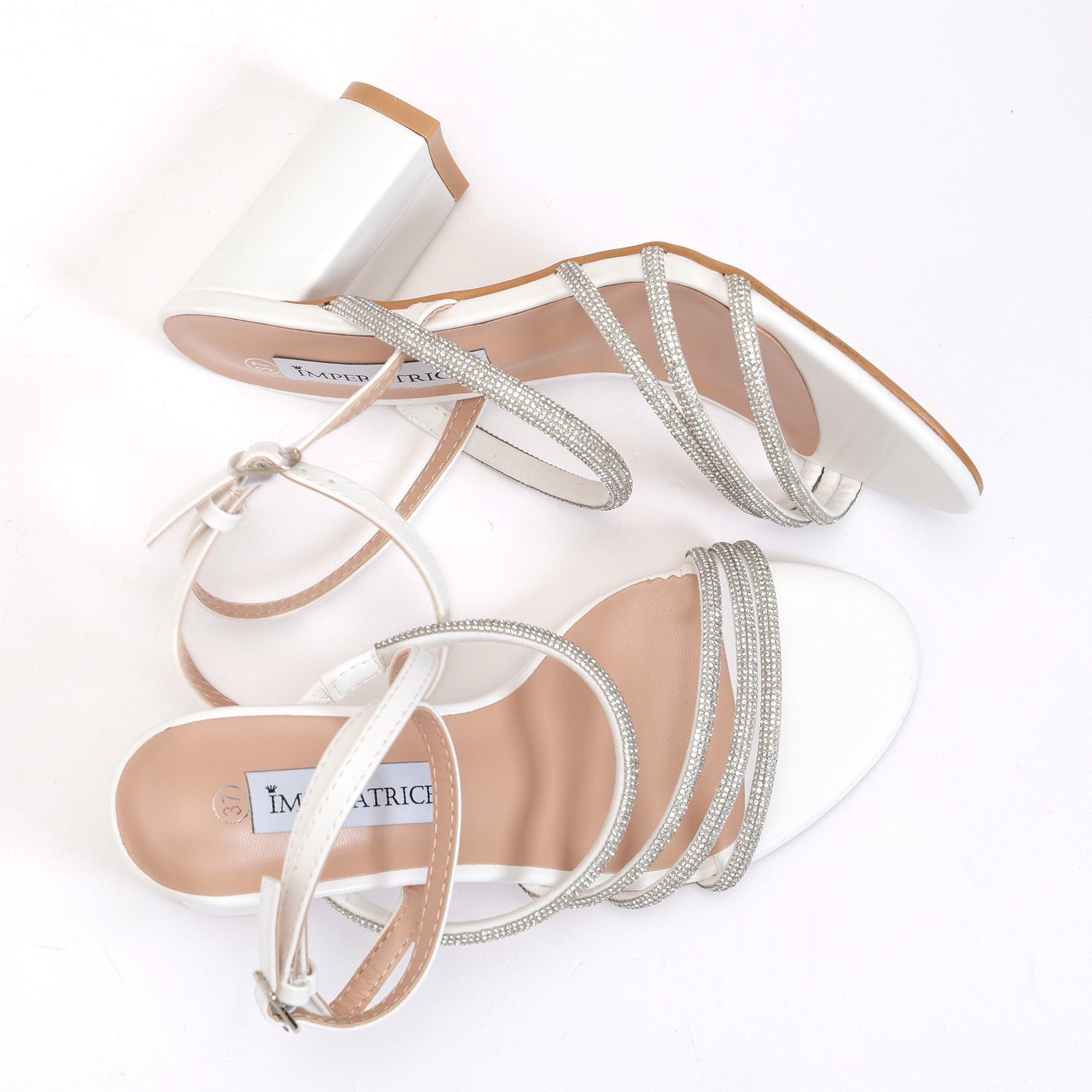 Sandali in simil pelle con tacco comodo e fasce ricoperte di strass