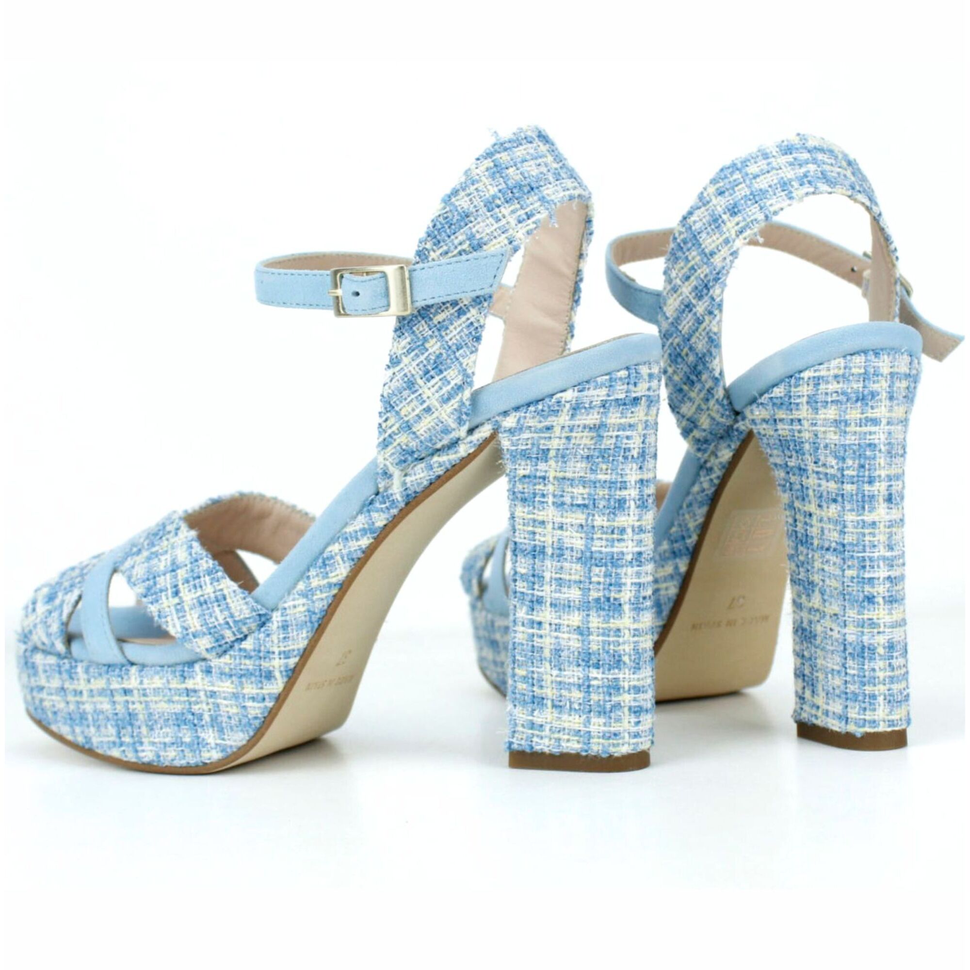 Sandalia chanel cielo con plataforma. Tacón 9 cm