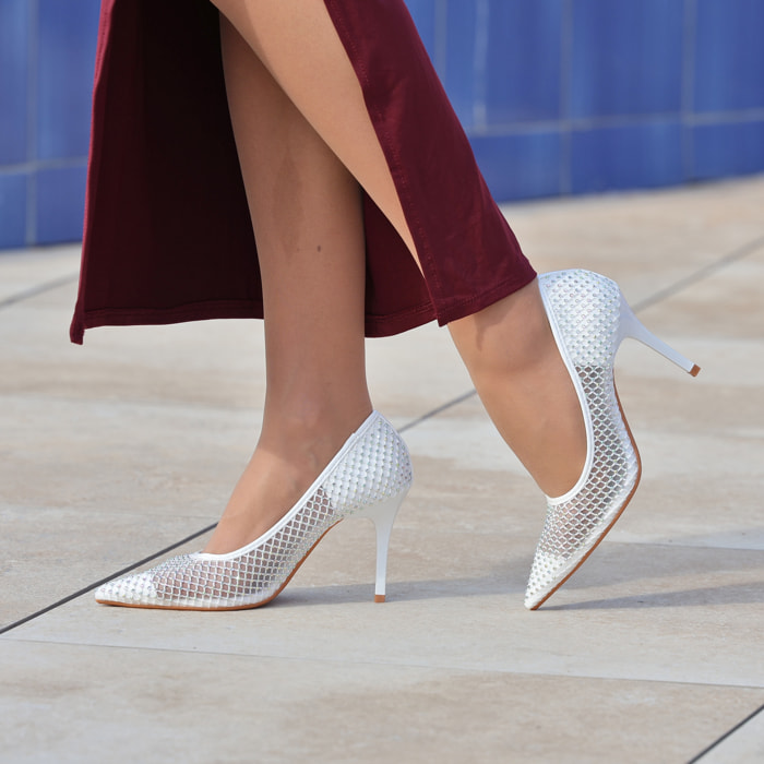 Dècolletè pumps in simil pelle con tomaia bucherellata ricoperta di strass