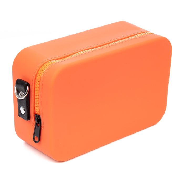 Cuerpo bolso bandolera rectangular de silicona.