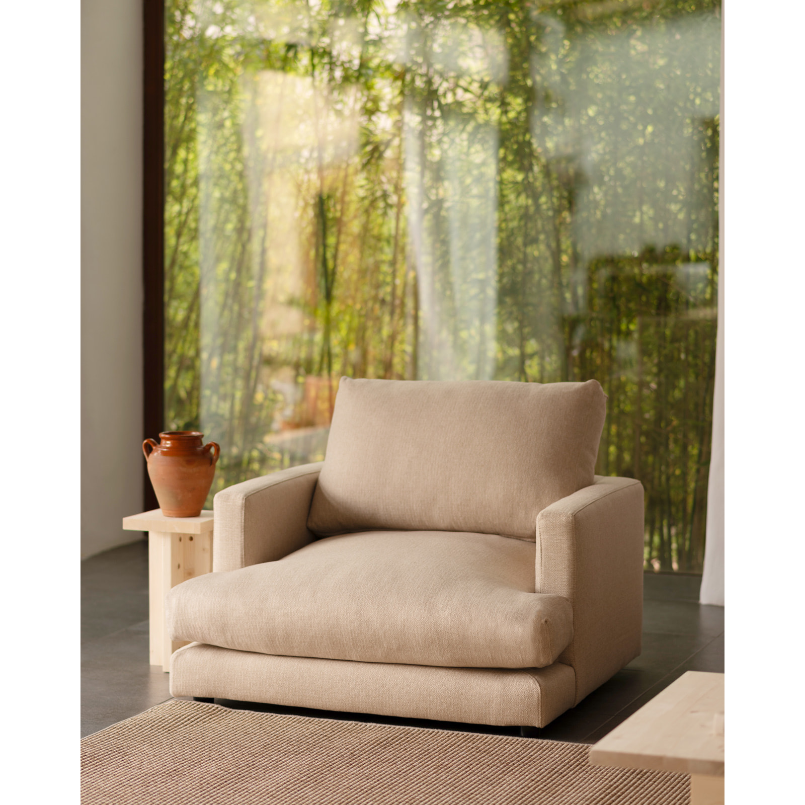 Sillón tono beige de 105cm Alto: 85 Largo: 108 Ancho: 105