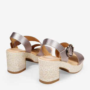 Sandalias de piel metalizadas con tacón y hebilla