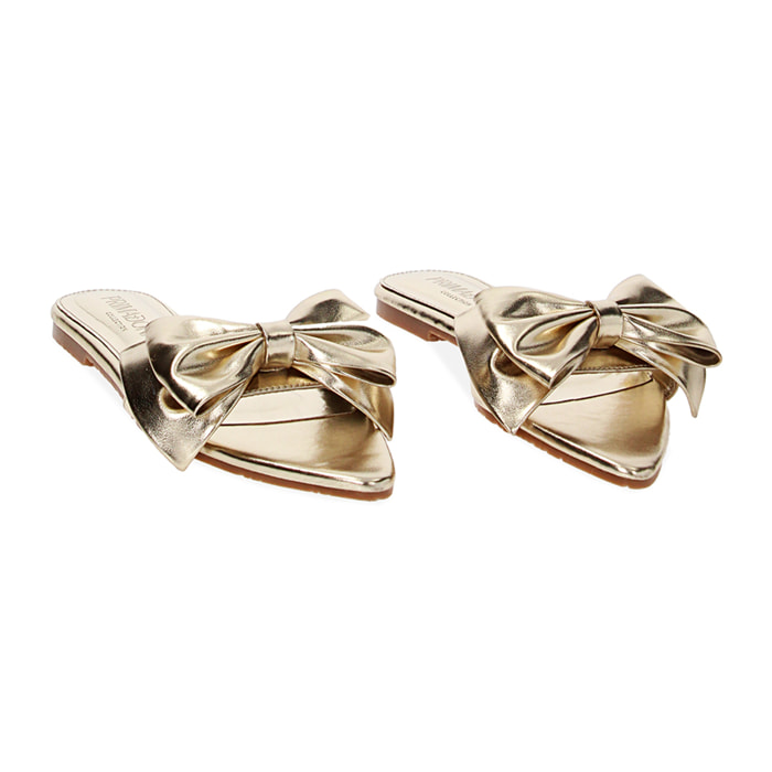Sandalias planas doradas en laminado