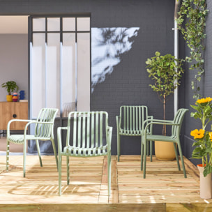 Lot de 4 fauteuils de jardin en plastique vert de gris. empilables. design linéaire