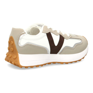 Zapatilla con diseño moderno para mujer