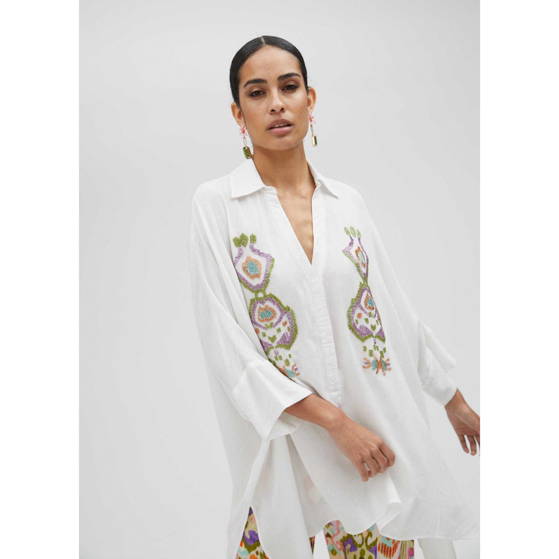 Camicia corta con maniche ricamate sul petto