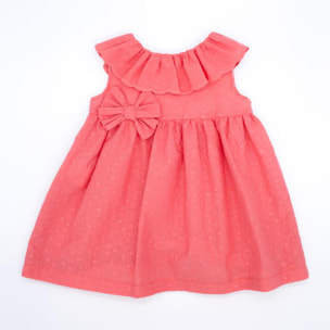 Vestido corto bordado coral, volante en el cuello y falda fruncida. Lazo en la cintura.