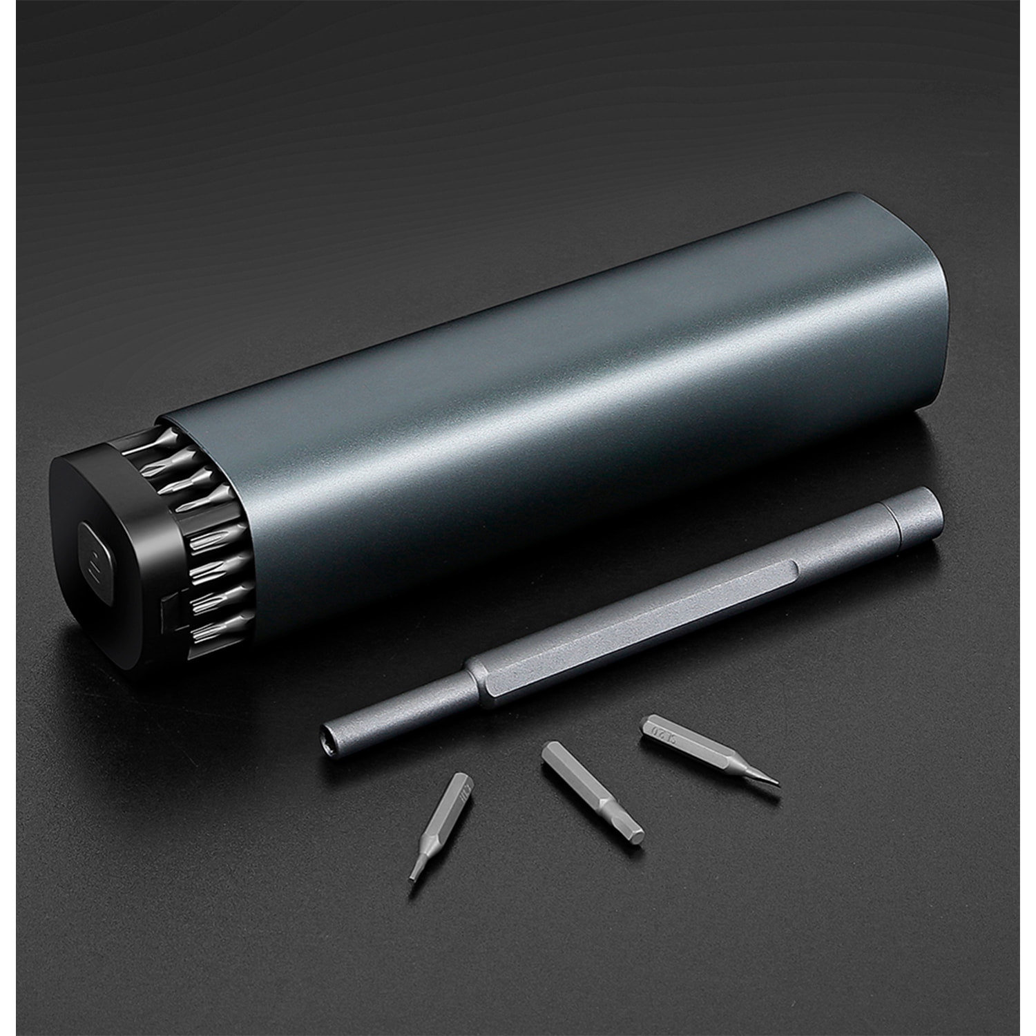 Destornillador de precisión 46 en 1 con cuerpo metálico, rosca giratoria, puntas magnéticas y carcasa de aleación de aluminio con apertura por presión.