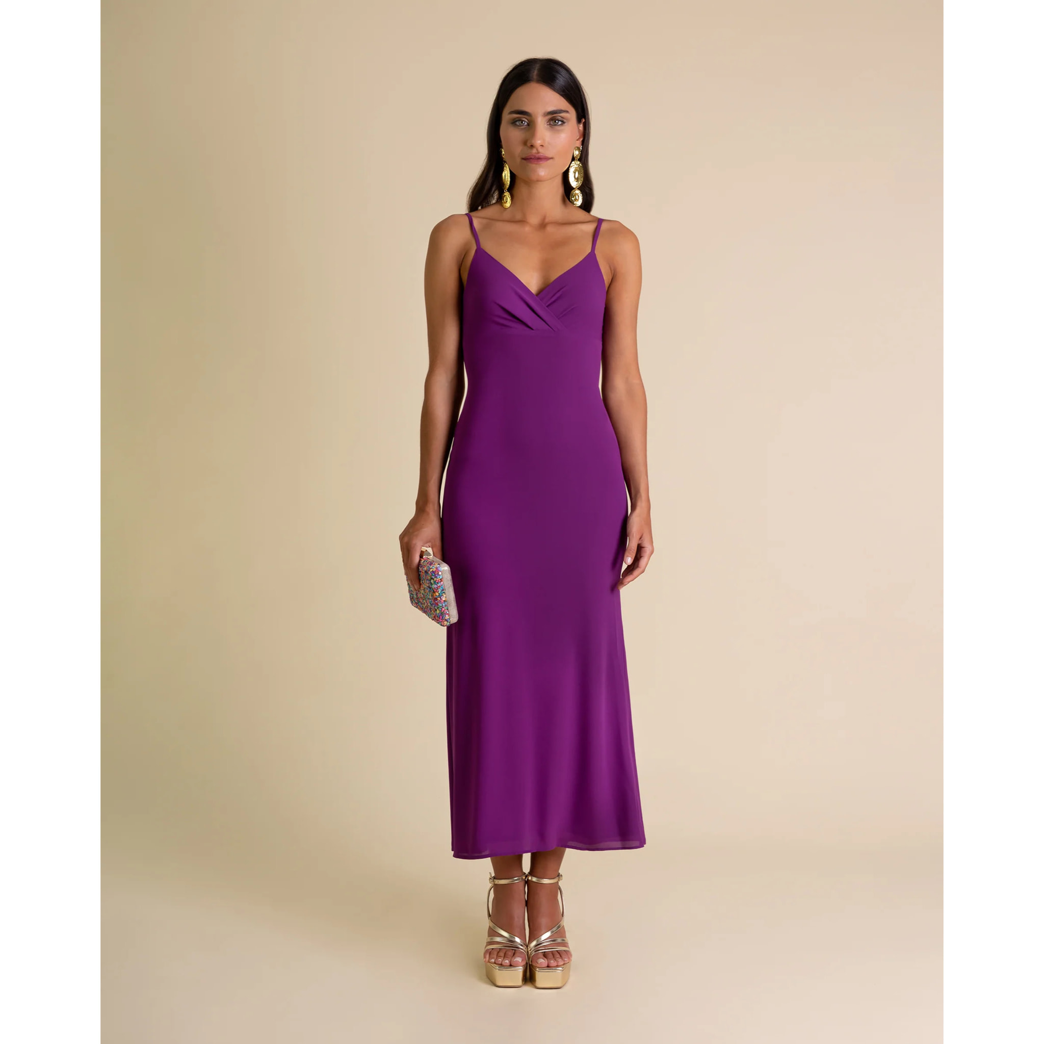 Vestido midi de tirantes con escote v.