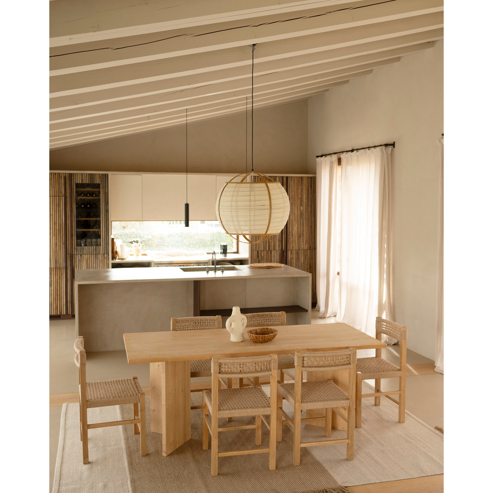 Mesa de comedor de madera maciza en tono natural de varias medidas