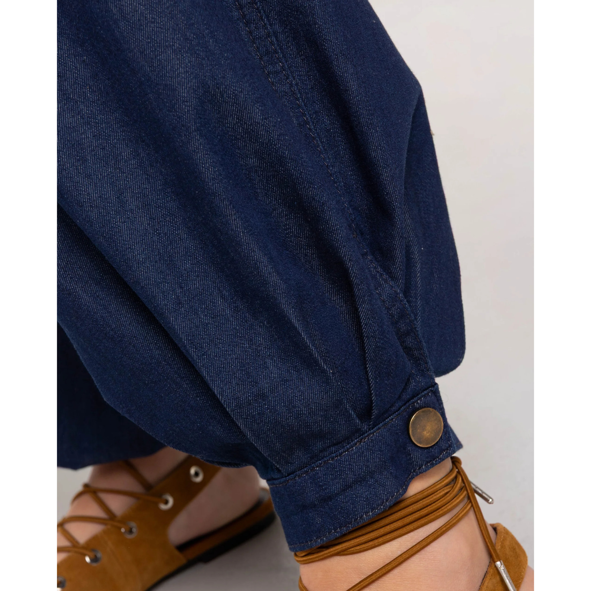 Pantalón vaquero ancho con bajo abullonado de mujer