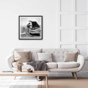 Affiche Paris - Serveuse en patins à roulettes, 1970 Affiche + cadre en bois - Noir