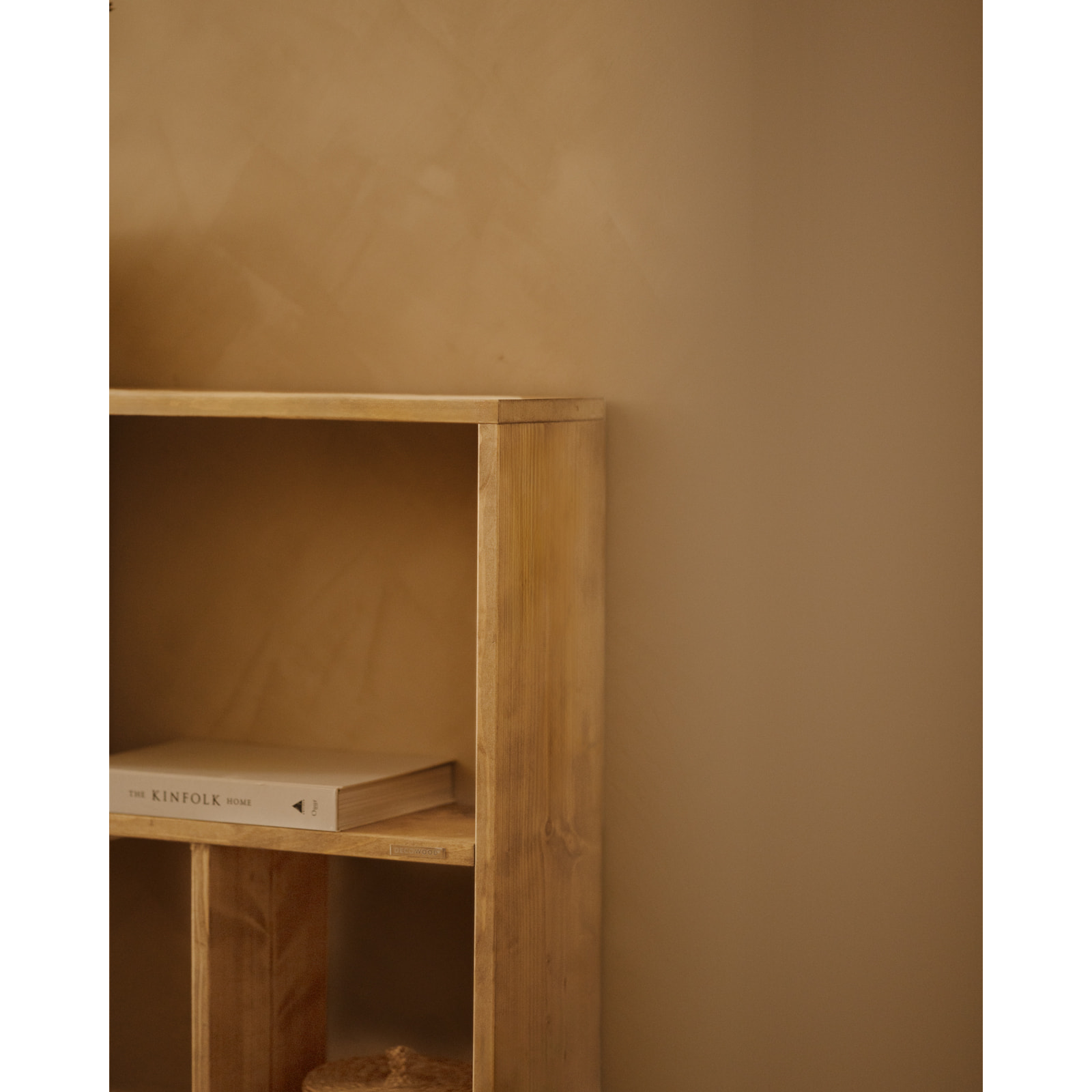 Mueble auxiliar de madera maciza en tono roble medio con 1 estante y 2 separadores Alto: 74 Largo: 80 Ancho: 20