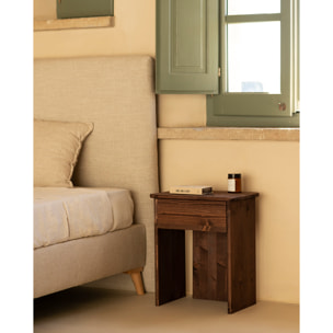 Mesita de noche de madera maciza en tono nogal de 50x42cm Alto: 50 Largo: 42 Ancho: 27