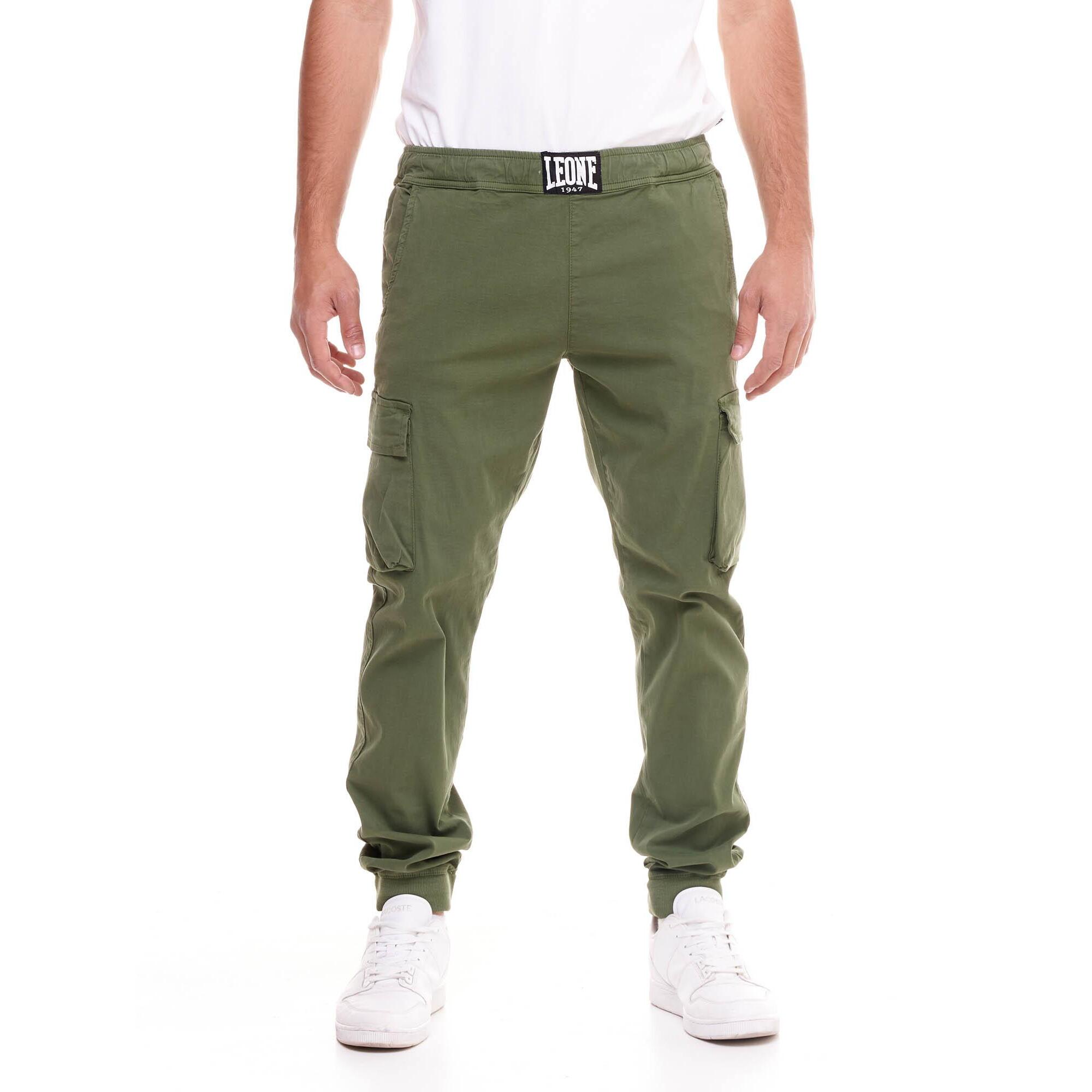 Pantalón cargo de hombre minimalista con puño elástico.