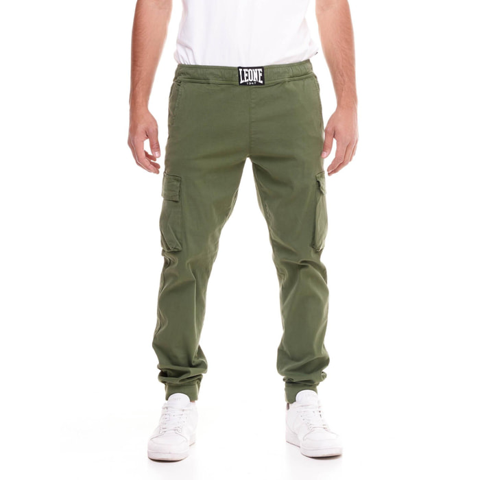 Pantalón cargo de hombre minimalista con puño elástico.