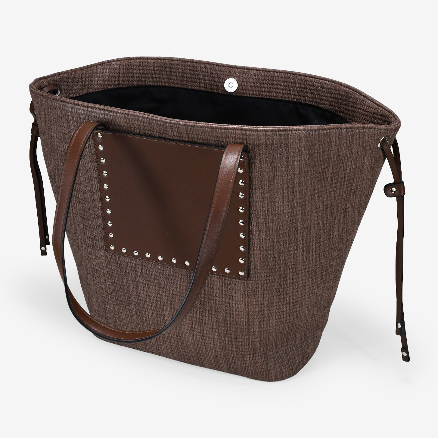 Bolso de hombro marrón con tachas metálicas