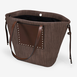 Bolso de hombro marrón con tachas metálicas