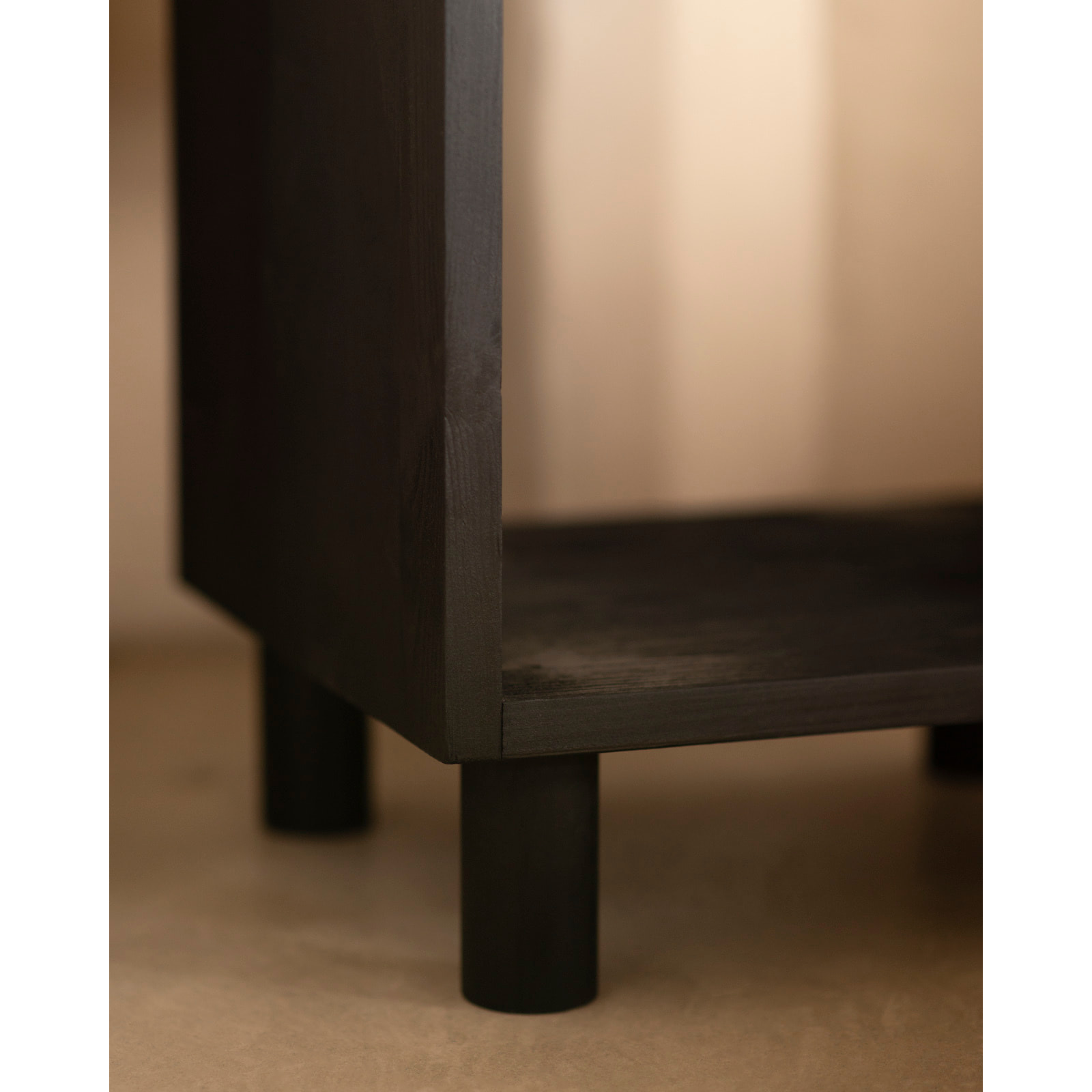 Mesita de noche de madera maciza en tono negro de 51x32cm Alto: 50.5 Largo: 32 Ancho: 37.5