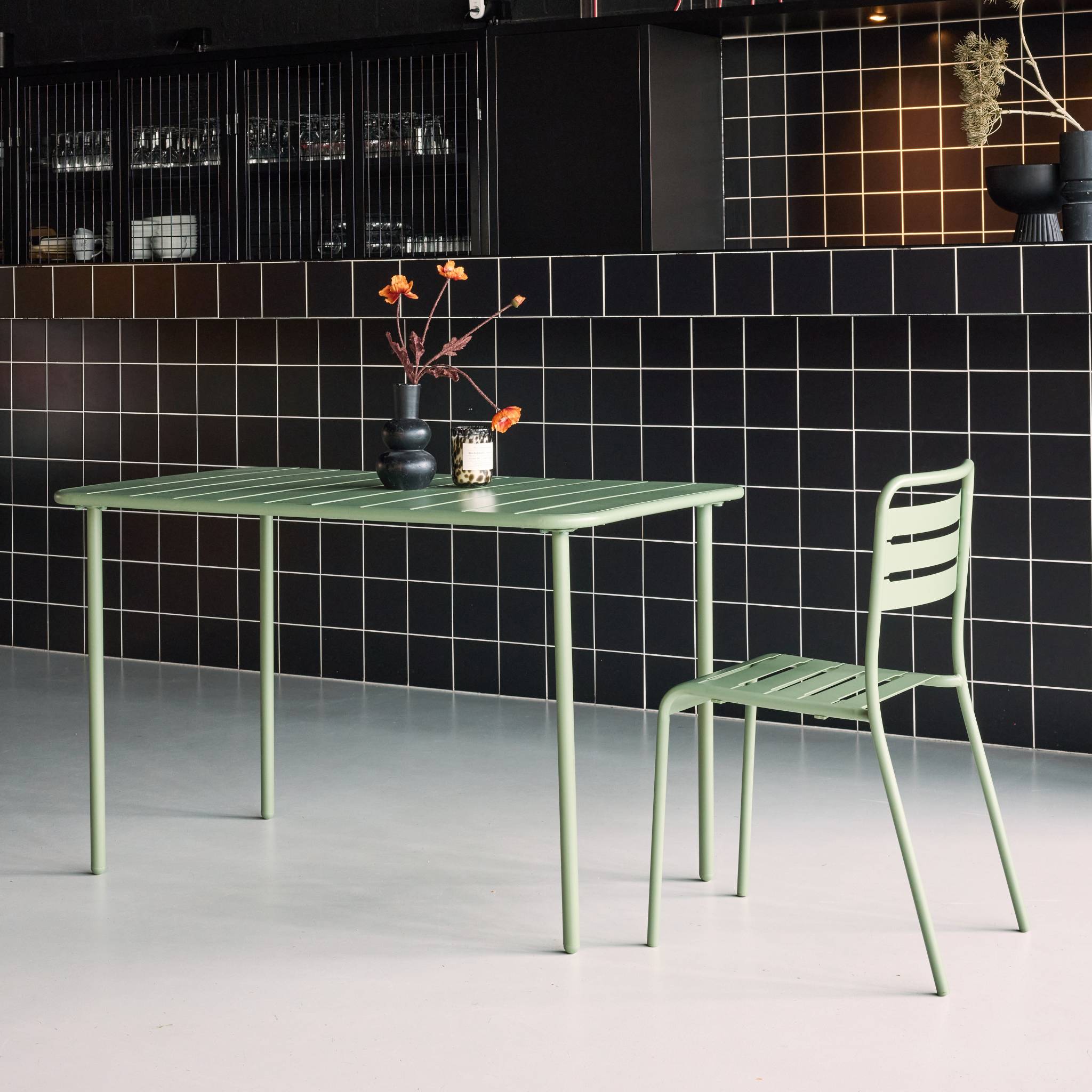 Table de jardin métal 4 places. vert. Amelia. 120x70cm. traitement antirouille. lattes et bords arrondis