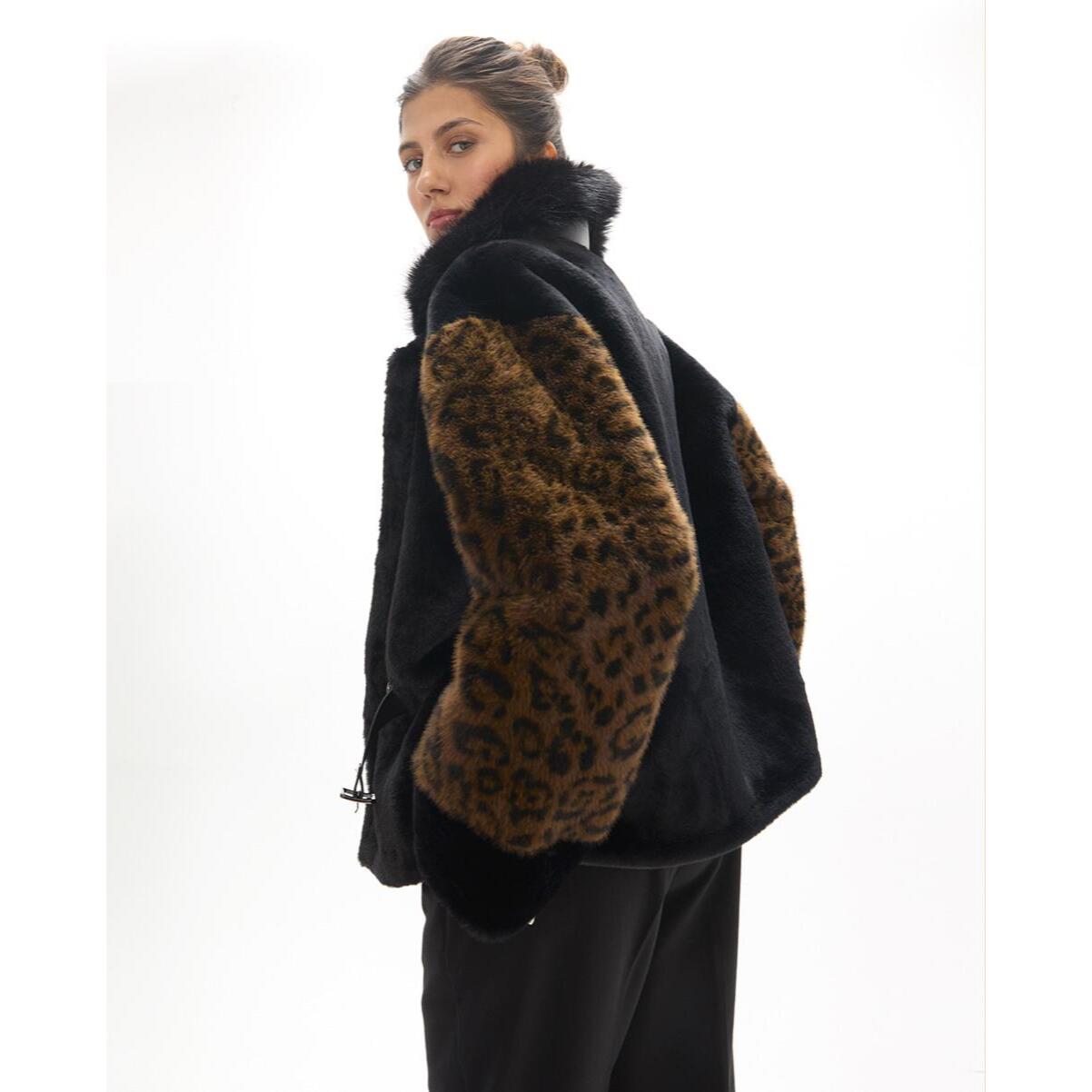 Perfetto cappotto corto di pelliccia con stampa animalier