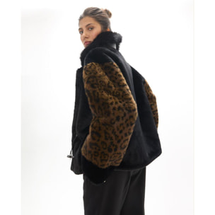 Perfetto cappotto corto di pelliccia con stampa animalier