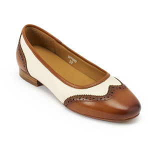 Ballerina British Passport Marrone